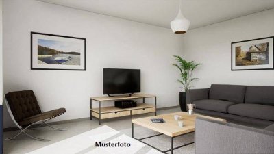 Einfamilien-Doppelhaushälfte mit Stellplatz und Garten