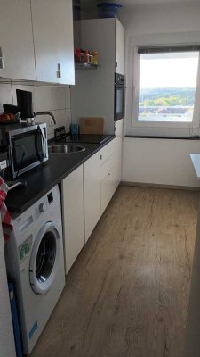 Empelde, sanierte Wohnung mit Einbauküche, Balkon und Garage