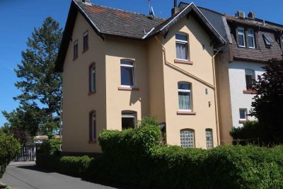 HG - NAHE SCHLOSSPARK: CHARMANTER DREIFAMILIENHAUS-ALTBAU - KOMPLETT FREI !!!
