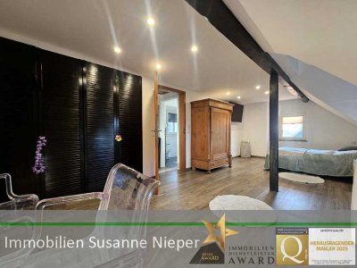 Haus-im-Haus-Feeling. Großzügige Maisonettewohnung im 2-Familienhaus mit Balkon und Dachloggia