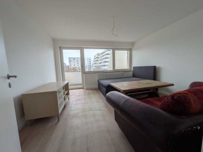 Sanierte 68 qm Perle: 2 Zimmer mit großer Wohnküche, Balkon & Möbeln