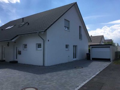 Preiswerte, neuwertige 5-Zimmer-Doppelhaushälfte mit geh. Innenausstattung und EBK in Herbrechtingen