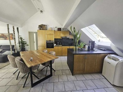 Zwei-Zimmer-Wohnung mit Einbauküche und einer einladenden Dachterrasse