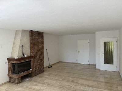 Exklusive, vollst. renovierte 3-Raum-Wohnung mit geh. Innenausstattung mit Balkon