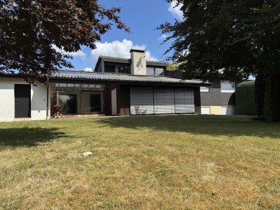 Einzigartiges Architektenhaus in ruhiger Lage von Wehrheim – Großzügig, gepflegt & naturnah!