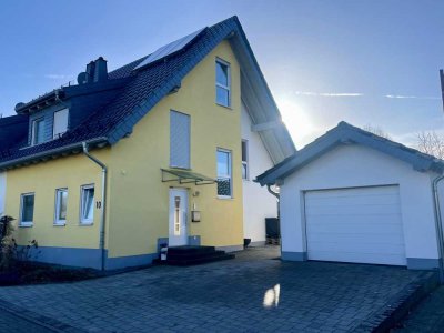 Gepflegtes Einfamilienhaus (DHH) mit 5 Zimmern, Garage und Garten in Kollig