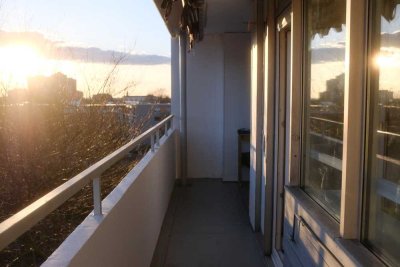 Frisch renovierte 2-Zimmer-Wohnung mit Panoramablick & Südbalkon