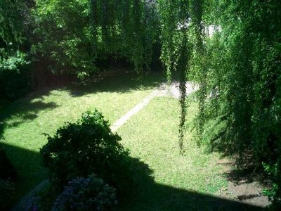 Gemütliche & moderne Altbauwohnung mit großer Wohnküche, Balkon und Garten am nördl. Rand der City!