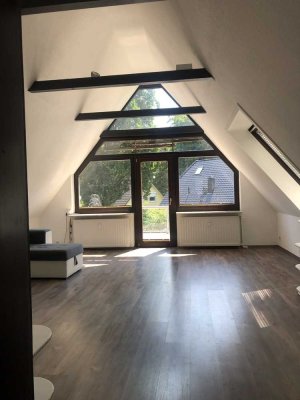 Großzügige, helle 3-Zimmer-DG Wohnung mit Essecke, Balkon und Wannenbad