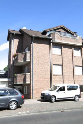 Schöne Dachgeschoss Whg mit Balkon, Einbauküche & Stellplatz