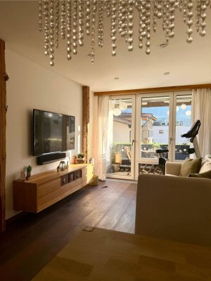 Möblierter Wohntraum in Mils: Kernsaniert, Altholz-Akzente &amp; Sonniger Balkon