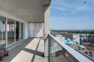Himmelblau überall, 102 m² mit über 23m² Loggia auf 3,5 Zimmern. Atemberaubender Ausblick soweit das Auge reicht!