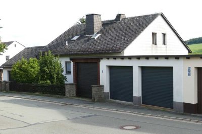 Schönes Zweifamilienhaus mit großem Garten & vielfältigen Nutzungs-/ Ausbaumöglichkeiten in Döhlau