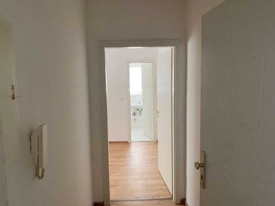 Charmante 1-RW mit modernem Laminat und EBK