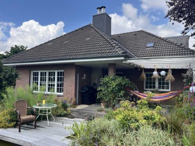 Charmantes Einfamilienhaus mit Keller, Einliegerwohnung, Teich und Doppelgarage