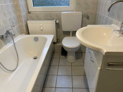 Ideal auch  für Homeoffice. 3 Zi., Kü., Diele, Wannenbad mit Fenster + Balkon mit elektr. Markise.