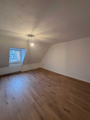 Frisch renovierte DG Wohnung in zentraler Lage mit viel Stauraum