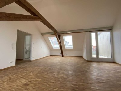 Dachgeschosswohnung in Karlsruhe Weststadt. Erstbezug 2‑ Zimmer + Wohn-, Ess- und Kochbereich