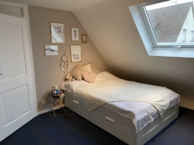 Romantische Dachgeschosswohnung (2,5 Zimmer, Küche, Keller, Stellplatz)