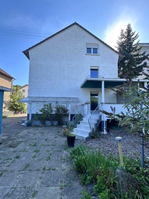 Dreifamilienhaus mit Potenzial – Garten, 2 Garagen & flexible Nutzung