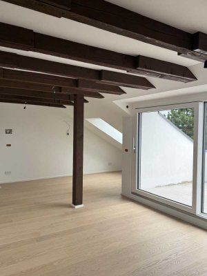 Erstbezug mit Balkon und Einbauküche: Exklusive 2-Zimmer-DG-Wohnung mit geh. Innenausstattung