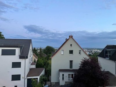Über den Dächern von Frankfurt. Einziehen und Wohnen. Voll ausgestatte  3-Zimmer DG Wohnung