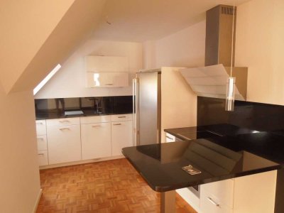 Wunderschöne, moderne Licht-durchflutete vier Zimmer DG-Maisonett-Wohnung