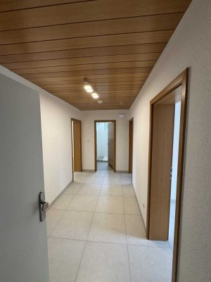 Sofort verfügbare, umfassend modernisierte 3-Zimmer-Eigentumswohnung mit Balkon in Trier-Heiligkreuz