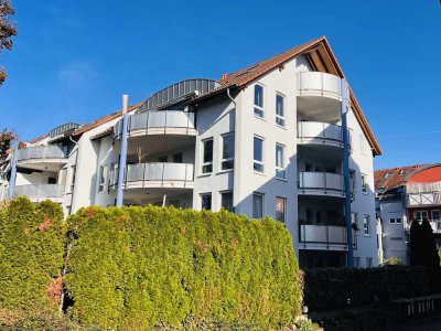 Sehr helle 3,5 Zimmer-Wohnung mit Garten/Terrasse/Stellplatz in der Tiefgarage und Außenstellplatz