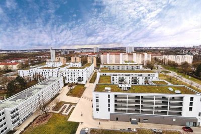Traumhafter Ausblick! Sofort freie 2-Zimmer-ETW im 15. OG mit verglastem Balkon und Außenstellplatz.