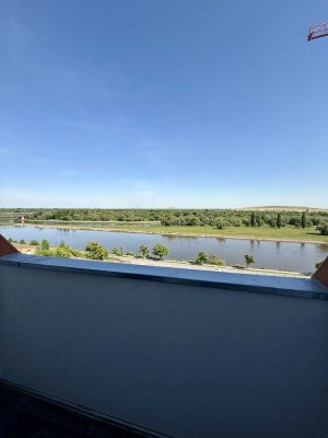 Flotte DG- Wohnung mit Dachterrasse und Blick auf die Elbe
