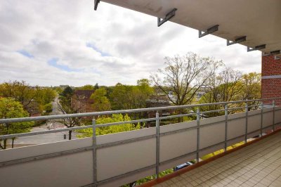 Lokstedt - ruhig, barrierearm, mit Ausblick: Gemütliche 2-Zimmer-Wohnung mit Loggia u. Stellplatz..!