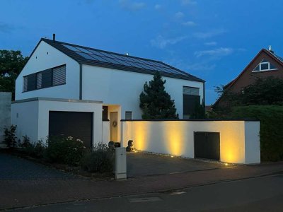 Hochwertiges Einfamilienhaus mit Schwimmbad, traumhaftem Garten und Garage