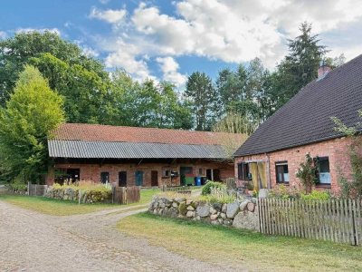 Im schönen Hardautal... altes Bauernhaus mit Nebengebäude und Grünland