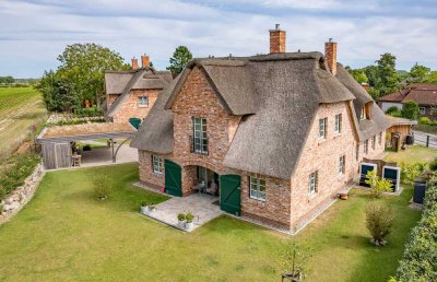 Architektur im Doppel – Modernes Wohnen unterm Reetdach unweit der Ostsee