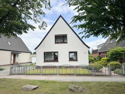 Gut geschnittenes Wohngebäude mit sonnigem Garten und Balkon