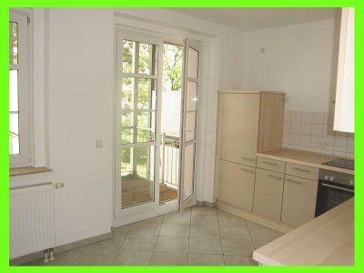 Erstbezug nach Renovierung - Helle große Wohnküche mit moderner Einbauküche - Balkon - neues Laminat
