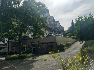 Beutelsbach: Lichtdurchflutete 3,5-Zi-DG-Wohnung und TG-Stellplatz