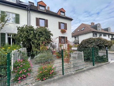 Moosach: Großzügige DHH mit 3 Wohneinheiten auf ca. 210 m² zzgl. weiterer Fläche in Rückgebäude!