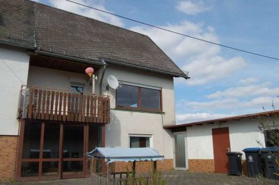 "IN HERRLICHER RANDLAGE - BEZUGSFÄHIGES WOHNHAUS - MIT EINBAUKÜCHE - IN IDYLLISCHEM EIFELORT"