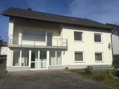 Wohnen auf 2 Etagen - 6-Zimmer Wohnung - Wohnküche - Balkon - Garage - Garten