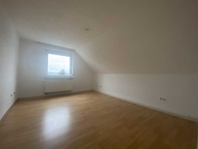 Gemütliche 2,5-Zimmer-Dachgeschosswohnung in Weiden-Fichtenbühl zu vermieten!