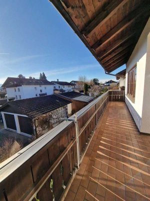 Helle 3 Zimmer Wohnung mit Balkon, Garage und Bergblick