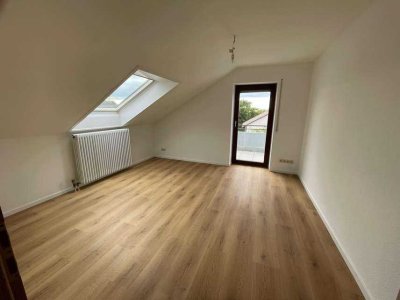 Helle 2,5 Zimmer Dachgeschoss-Wohnung mit Balkon - frisch renoviert!