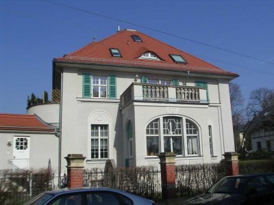 Traumhafte, exklusive 3-Zimmer-Maisonette-Wohnung mit separatem Wintergarten im Garten