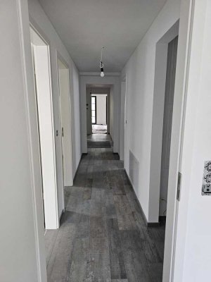 Erstbezug mit Balkon und EBK: Geschmackvolle 4,5-Zimmer-Wohnung mit geh. Innenausstattung