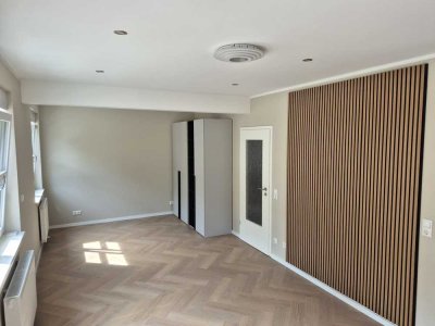 Erstbezug nach umfangreicher Sanierung 1-Raum-Dachgeschosswohnung  - teilmöbliert
