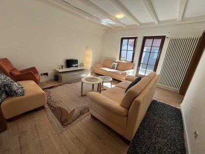 Eine schöne und friedliche 3-Zimmer-Wohnung mit einem großen Balkon und einer schönen Aussicht