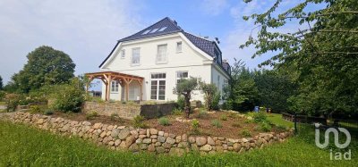 Erstbezug nach Kernsanierung: Traumhafte Erdgeschosswohnung mit Garten im historischem Gutshaus