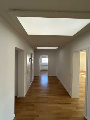 Stadtleben deluxe: Penthouse mit Designküche & Blick aufs Staatstheater